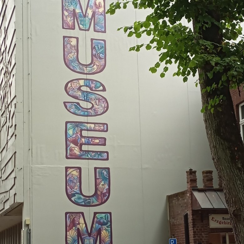 Rotulación artística de la pared del museo que da a la Luxemburger Platz, Museumsverein