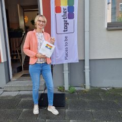 Urzędnik ds. równych szans odwiedza klub młodzieżowy razem, kawiarnię młodzieżową dla młodych osób queer, podczas dnia otwartego pod koniec sierpnia 2023 r. w Geldern.