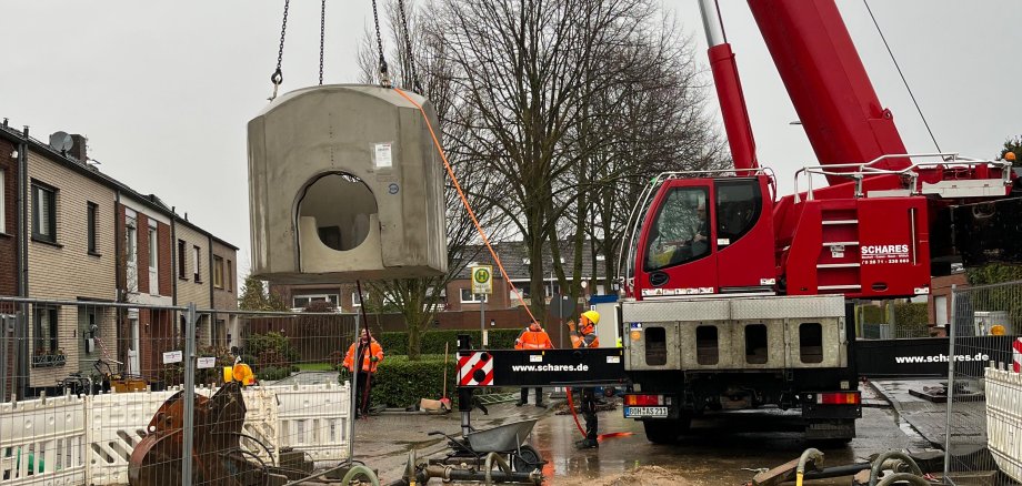 Ein Autokran hebt ein schweres Bauteil an.