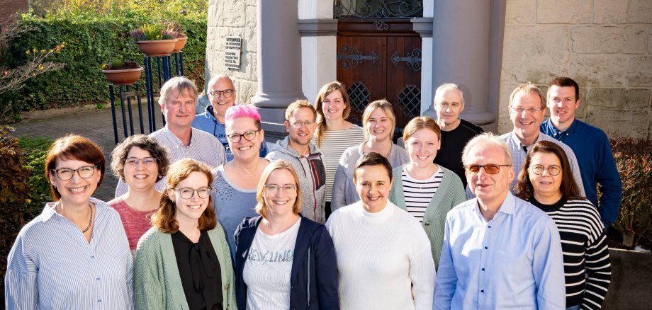 Knapp 20 Menschen stehen vor dem Wasserturm Kevelaer.