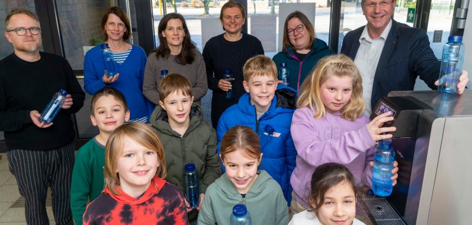 Herr Toonen von den Stadtwerke Kevelaer mit Lehrern und Schülern der St. Antonius Grundschule