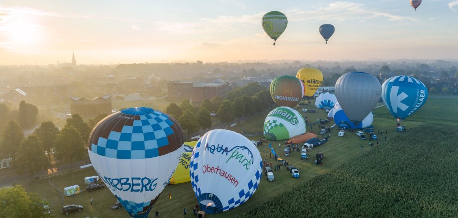 Heißluftballons am Himmel und in der Luft