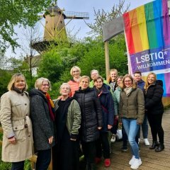 Die Gleichstellungsbeauftragten im Kreis Kleve hissen jährlich zum Internationalen Tag gegen Homo-, Bi-, Inter- und Transphobie am 17. Mai die Regenbogenfahne