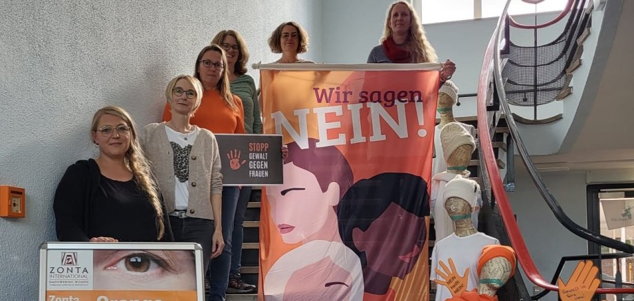 Mitarbeiterinnen des Sozialdienstes kathlolischer Frauen, der Diakonie, die Gleichstellungsbeauftragte und Zonta sagen NEIN zu Gewalt an Frauen und Mädchen (November 2024)