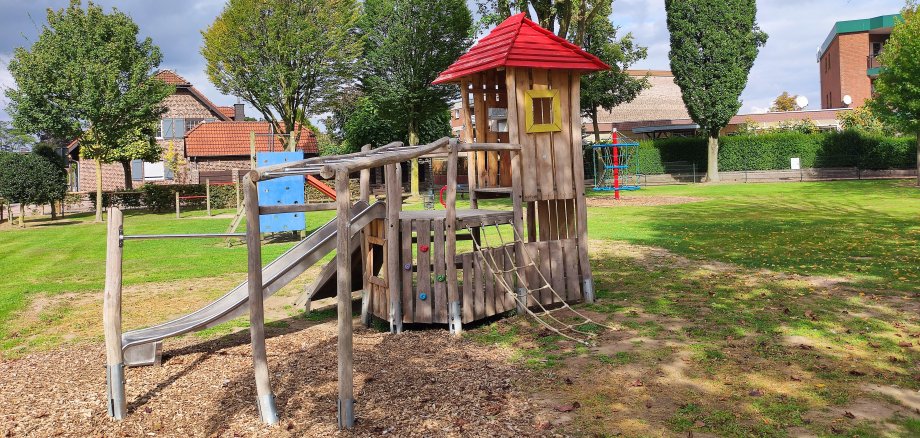 Klettergerüste auf einem Spielplatz