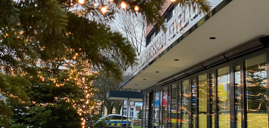 Blick durch einen Tannenbaum auf die Tourist Information