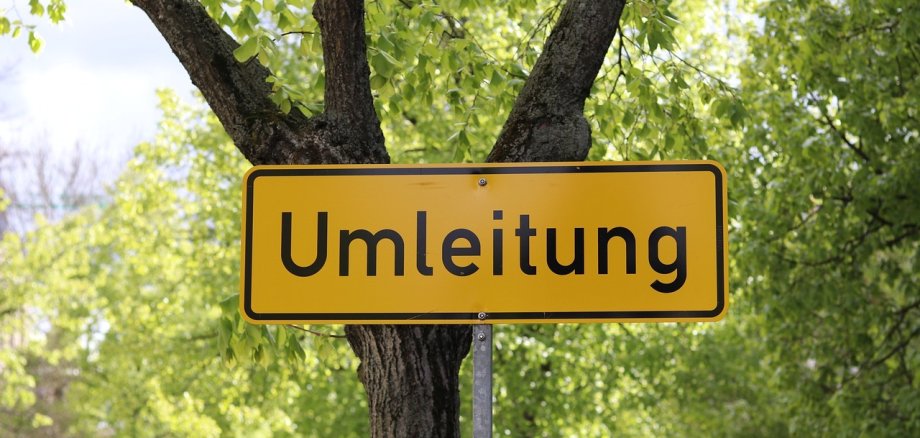 Gelbes Schild mit Aufschrift "Umleitung"