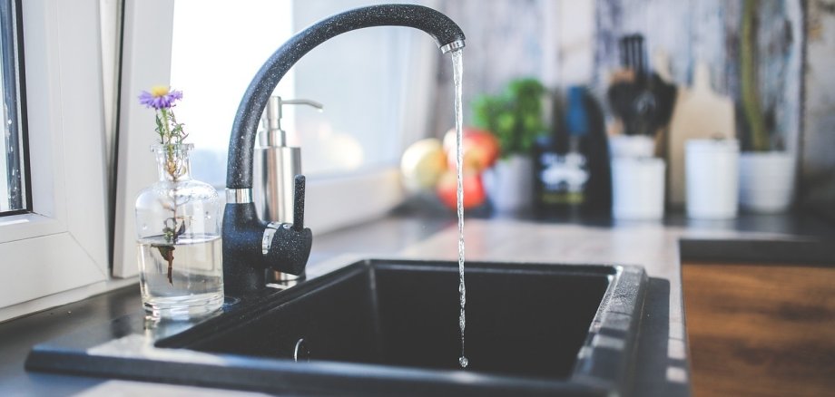 Ein geöffneter Wasserhahn in der Küche