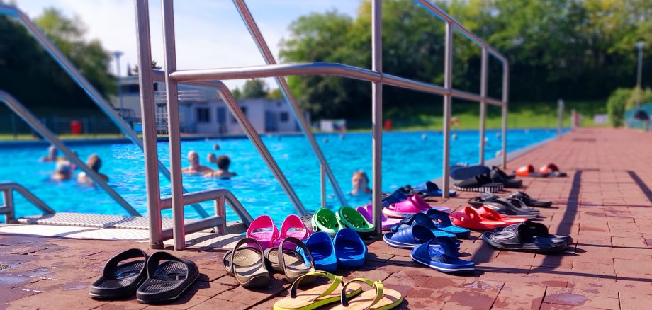 Schwimmbecken vom Freibad Kevelaer, im Fokus sind Badeschlappen