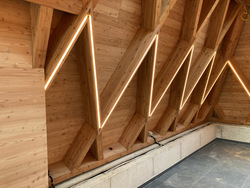 Holzwand mit Lichtstreifen